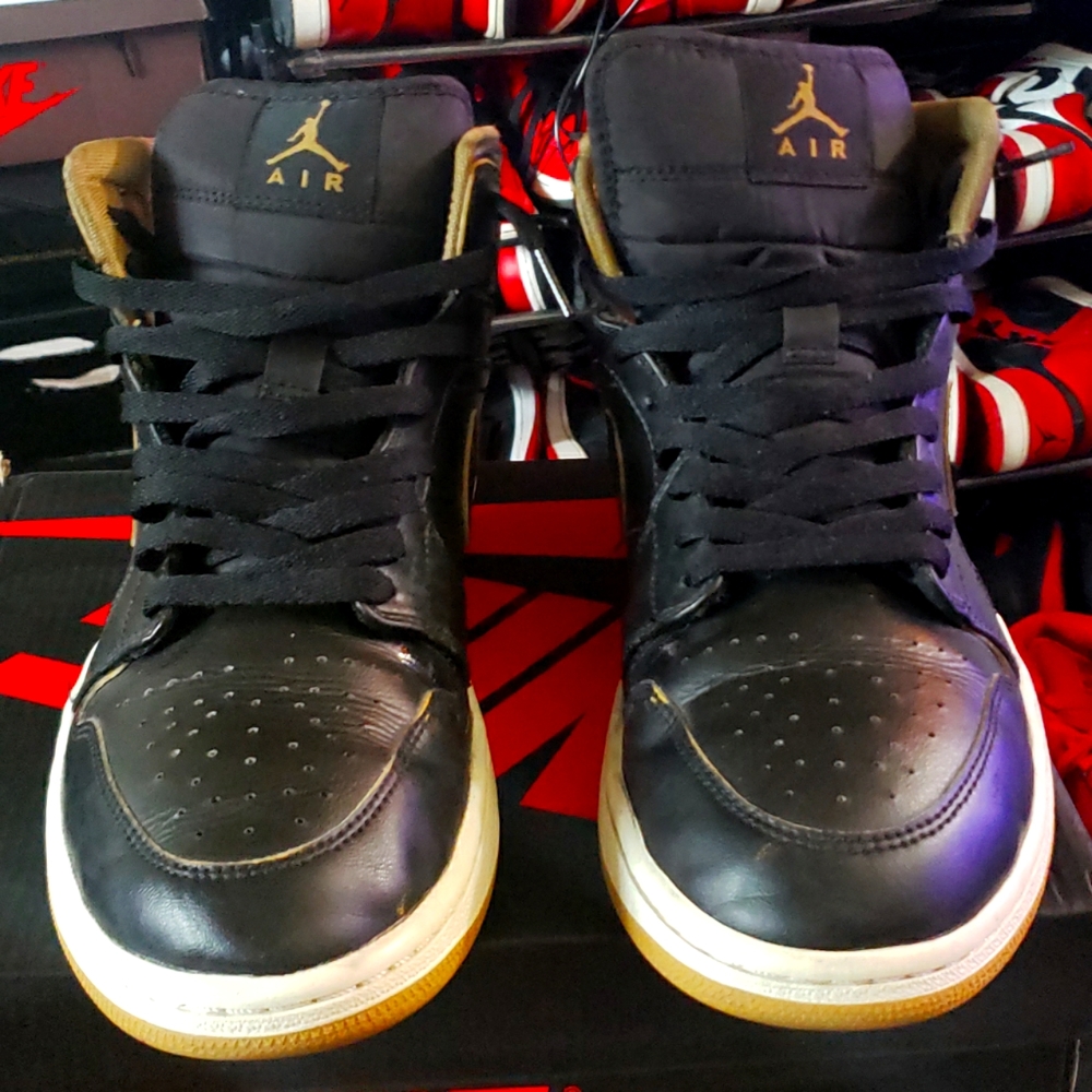 Air Jordan Retro 1 (Black and Gold)